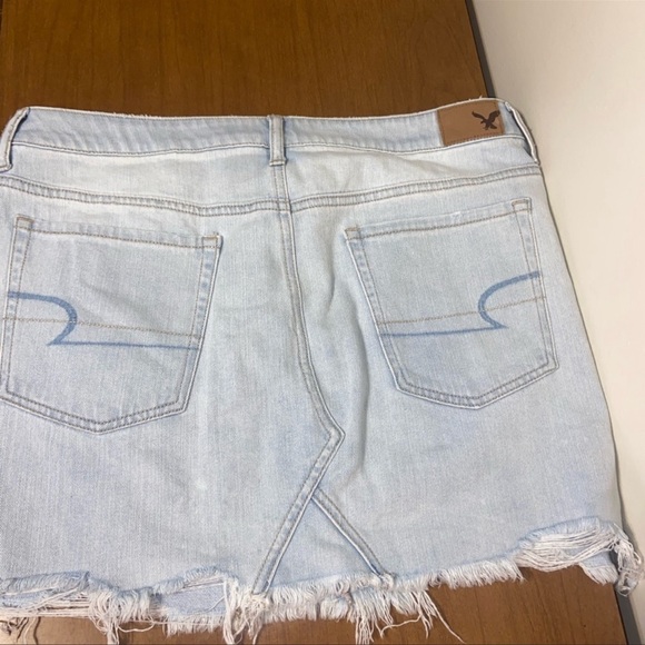 🎉HP🎉 American eagle frayed bottom lightwash denim skirt. - Picture 5 of 6
